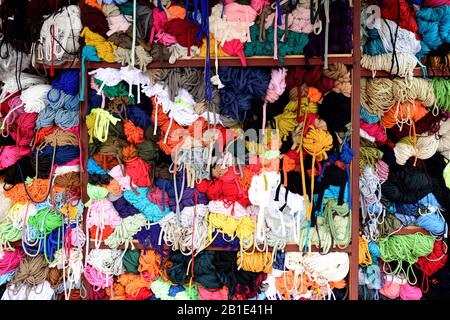 Mostra di fili, fili, corde e fili colorati a Seoul, Corea del Sud Foto Stock