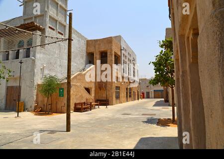 Vecchia Dubai di edifici e tradizionali strade arabe. Quartiere Storico Di Al Fahidi, Al Bastakiya A Dubai. Foto Stock