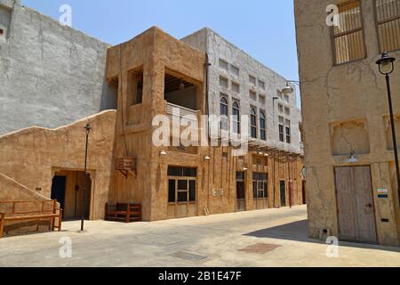 Vecchia Dubai di edifici e tradizionali strade arabe. Quartiere Storico Di Al Fahidi, Al Bastakiya A Dubai. Foto Stock