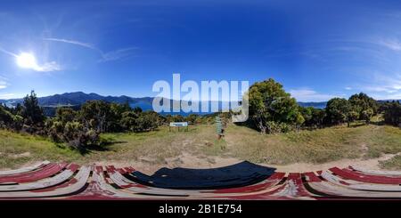 Visualizzazione panoramica a 360 gradi di Vista Da Eatwells Lookout, Malborough Sounds, South Island, Nuova Zelanda. Vista da Eatwells Lookout su Malborough Sounds.