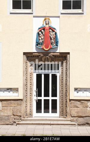 Porta decorata su un edificio di appartamenti bianco, Bayreuth, Baviera, Germania Foto Stock