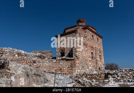 All'interno del Castello di Selcuk, ci sono cisterne di varie dimensioni, stradine strette con pavimenti in pietra e una moschea. Sulla collina più alta, una chiesa rovina wi Foto Stock