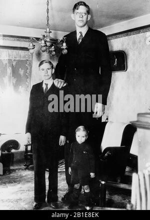 Robert Wadlow, 'il Gigante dell'Illinois.' Dopo aver raggiunto un'altezza di 8 piedi 11 in, Wadlow è la persona confermata più alta mai vissuta Foto Stock