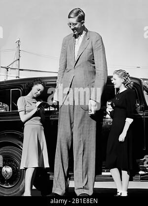 Robert Wadlow, 'il Gigante dell'Illinois.' Dopo aver raggiunto un'altezza di 8 piedi 11 in, Wadlow è la persona confermata più alta mai vissuta Foto Stock