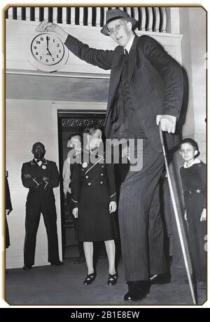 Robert Wadlow, 'il Gigante dell'Illinois.' Dopo aver raggiunto un'altezza di 8 piedi 11 in, Wadlow è la persona confermata più alta mai vissuta Foto Stock