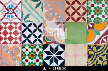 Insieme colorful di mattonelle ornamentali provenienti dal Portogallo Foto Stock