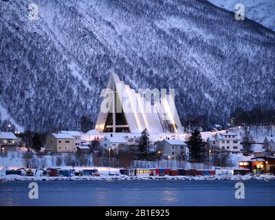 Vista sulla cattedrale artica di Tromso nel nord della Norvegia in inverno Foto Stock