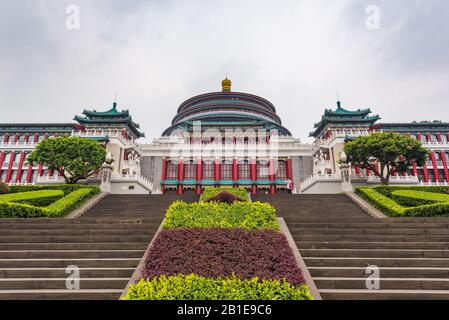 Chongqing, Cina - 14 giugno 2018 : Renmin Dalitang - la grande sala Della Gente - in piazza della gente in una giornata torbida Foto Stock