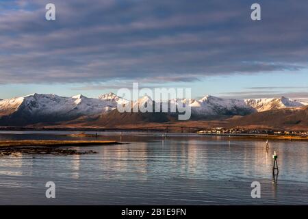 Il villaggio di Risøyhamn dallo stretto canale Risøyrenna, tra Andøya e Hinnøya, Andøy, Nordland, Norvegia Foto Stock