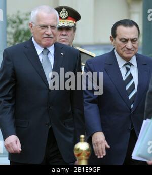 File: Cairo, Egitto. 25th Feb 2020. L'ex presidente egiziano Muhammad Hosni muore in ospedale al Cairo. In questa foto Muhammad Hosni El Sayed Mubarak, a destra, incontra il presidente ceco Vaclav Klaus, a sinistra, il 7 aprile 2008, al Cairo, in Egitto. Credit: Stanislav Zbynek/Ctk Photo/Alamy Live News Foto Stock