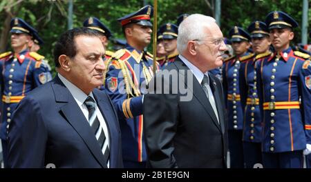 File: Cairo, Egitto. 25th Feb 2020. L'ex presidente egiziano Muhammad Hosni muore in ospedale al Cairo. In questa foto Muhammad Hosni El Sayed Mubarak, a sinistra, incontra il presidente ceco Vaclav Klaus, a destra, il 7 aprile 2008, al Cairo, in Egitto. Credit: Stanislav Zbynek/Ctk Photo/Alamy Live News Foto Stock