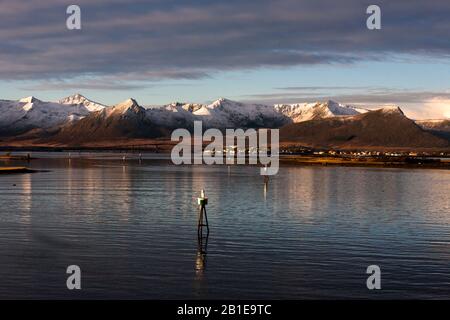 Il villaggio di Risøyhamn dallo stretto canale Risøyrenna, tra Andøya e Hinnøya, Andøy, Nordland, Norvegia Foto Stock