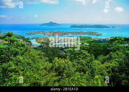 Vista elevata dell'Isola di Mahé e dell'Oceano Indiano, Seychelles. Foto Stock
