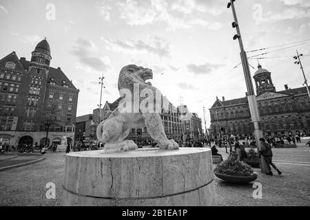 Amsterdam, Paesi Bassi - 14 ottobre 2019: Leone di pietra come parte del Monumento Nazionale su Piazza Dam Foto Stock
