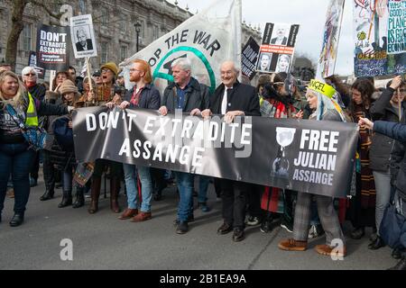 John Shipton, Kristinn Hrafnsson, Vivienne Westwood - non Estradare la marcia di Assange, per protesta dell'estradizione di WikiLeaks Julian Assange negli Stati Uniti. Foto Stock