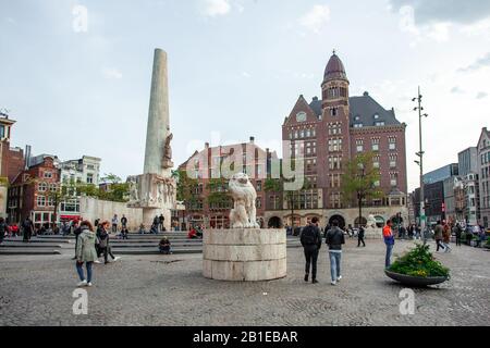 Amsterdam, Paesi Bassi - 14 ottobre 2019: Leone di pietra come parte del Monumento Nazionale su Piazza Dam Foto Stock