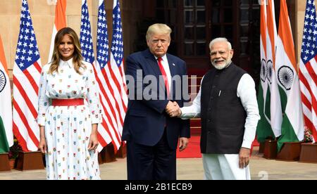 New Delhi, India. 25th Feb, 2020. Il presidente degli Stati Uniti Donald Trump scuote le mani con il primo ministro indiano Narendra modi prima del loro incontro alla casa di Hyderabad a Nuova Delhi, India, 25 febbraio 2020. Credito: Partha Sarkar/Xinhua/Alamy Live News Foto Stock