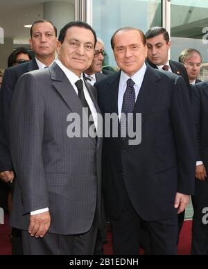 File: Cairo, Egitto. 25th Feb 2020. L'ex presidente egiziano Muhammad Hosni muore in ospedale al Cairo. In questa foto CERIMONIA DI INAUGURAZIONE DELL'ACCADEMIA D'EGITTO IN ITALIA NELLA FOTO SILVIO BERLUSCONI E MOHAMED HOSNI MUBARAK (in basso a destra con occhiali Bruno archi consigliere diplomatico di berlusconi) (MARIO MACI / Fotogramma, ROMA - 2010-09-23) Credit: Independent Photo Agency Srl/Alamy Live News Foto Stock