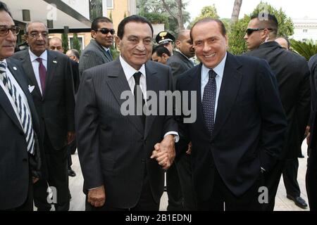 File: Cairo, Egitto. 25th Feb 2020. L'ex presidente egiziano Muhammad Hosni muore in ospedale al Cairo. In questa foto CERIMONIA DI INAUGURAZIONE DELL'ACCADEMIA D'EGITTO IN ITALIA NELLA FOTO SILVIO BERLUSCONI E MOHAMED HOSNI MUBARAK (Mario Maci / Fotogramma, ROMA - 2010-09-23) Credit: Independent Photo Agency Srl/Alamy Live News Foto Stock