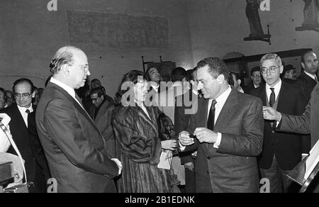 File: Cairo, Egitto. 25th Feb 2020. L'ex presidente egiziano Muhammad Hosni muore in ospedale al Cairo. In questa foto INCONTRO DI BETTINO CRAXI CON HOSNI MUBARAK IN PREFETTURA ANNO 1986 (PHOTO DE BELLIS / Fotogramma, MILAN - 1986-12-14) Credit: Independent Photo Agency Srl/Alamy Live News Foto Stock