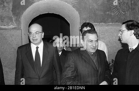 File: Cairo, Egitto. 25th Feb 2020. L'ex presidente egiziano Muhammad Hosni muore in ospedale al Cairo. In questa foto INCONTRO DI BETTINO CRAXI CON HOSNI MUBARAK IN PREFETTURA ANNO 1986 (PHOTO DE BELLIS / Fotogramma, MILAN - 1986-12-14) Credit: Independent Photo Agency Srl/Alamy Live News Foto Stock