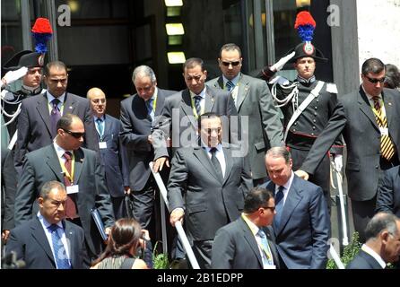 File: Cairo, Egitto. 25th Feb 2020. L'ex presidente egiziano Muhammad Hosni muore in ospedale al Cairo. In questa foto HOSNI MUBARAK AL FORO MED 2009 DI MILANO, FORO ECONOMICO E FINANZIARIO PER IL MEDITERRANEO IN PIAZZA AFFARI, BAG, PALAZZO MEZZANOTTE (Duilio Piaggesi / Fotogramma, MILANO - 2009-07-20) Credit: Independent Photo Agency Srl/Alamy Live News Foto Stock