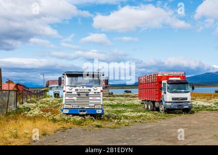 Camion e rimorchi susati parcheggiati in un campo a Puerto Bories, un piccolo villaggio vicino a Puerto Natales, Patagonia, regione di Magallanes, Cile meridionale Foto Stock