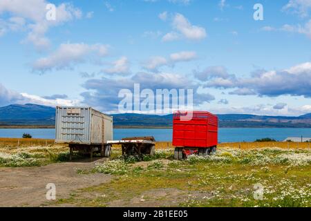 Rimorchi susati parcheggiati in un campo a Puerto Bories, un piccolo villaggio vicino a Puerto Natales, Patagonia, regione di Magallanes, Cile meridionale Foto Stock