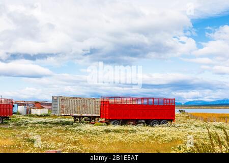 Rimorchi susati parcheggiati in un campo a Puerto Bories, un piccolo villaggio vicino a Puerto Natales, Patagonia, regione di Magallanes, Cile meridionale Foto Stock