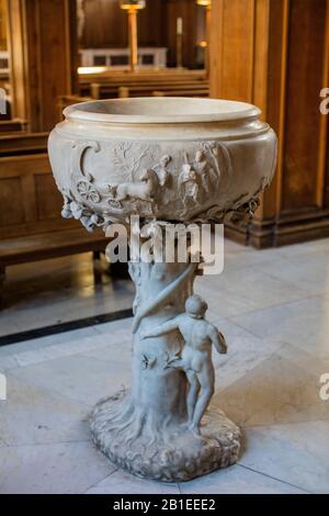 Fonte battesimale nella chiesa di St James, Piccadilly, Londra, progettata e costruita da Grinling Gibbons e dove William Blake fu battezzato. Foto Stock