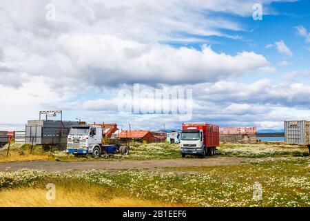 Camion e rimorchi susati parcheggiati in un campo a Puerto Bories, un piccolo villaggio vicino a Puerto Natales, Patagonia, regione di Magallanes, Cile meridionale Foto Stock