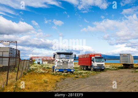 Camion e rimorchi susati parcheggiati in un campo a Puerto Bories, un piccolo villaggio vicino a Puerto Natales, Patagonia, regione di Magallanes, Cile meridionale Foto Stock