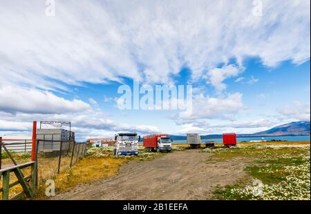 Camion e rimorchi susati parcheggiati in un campo a Puerto Bories, un piccolo villaggio vicino a Puerto Natales, Patagonia, regione di Magallanes, Cile meridionale Foto Stock