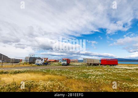 Camion e rimorchi susati parcheggiati in un campo a Puerto Bories, un piccolo villaggio vicino a Puerto Natales, Patagonia, regione di Magallanes, Cile meridionale Foto Stock