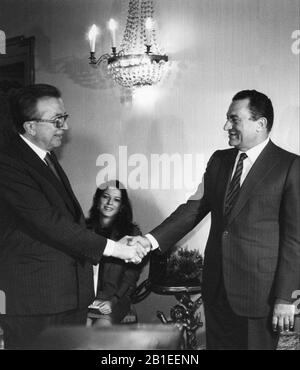 File: Cairo, Egitto. 25th Feb 2020. L'ex presidente egiziano Muhammad Hosni muore in ospedale al Cairo. In questa foto STRETTA DI MANO TRA GIULIO ANDREOTTI E HOSNI MUBARAK (Agi/Giacominofoto/Fotogramma, ROMA - 1985-05-11) Credit: Independent Photo Agency Srl/Alamy Live News Foto Stock