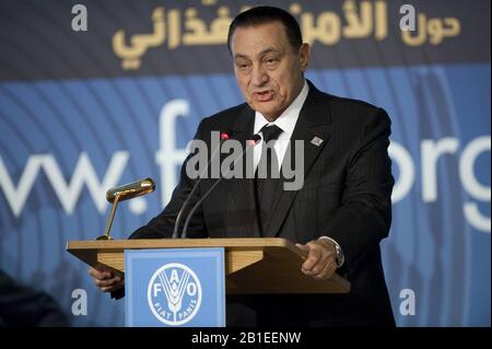 File: Cairo, Egitto. 25th Feb 2020. L'ex presidente egiziano Muhammad Hosni muore in ospedale al Cairo. In questo quadro SUMMIT FAO, VERTICE MONDIALE SULL'ALIMENTAZIONE. Nella FOTO INTERVENTO DI HOSNI MUBARAK (Mario Maci/Fotogramma, ROMA - 2009-11-16) Credit: Independent Photo Agency Srl/Alamy Live News Foto Stock