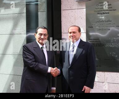 File: Cairo, Egitto. 25th Feb 2020. L'ex presidente egiziano Muhammad Hosni muore in ospedale al Cairo. In questa foto CERIMONIA DI INAUGURAZIONE DELL'ACCADEMIA D'EGITTO IN ITALIA NELLA FOTO SILVIO BERLUSCONI E MOHAMED HOSNI MUBARAK (Mario Maci/Fotogramma, ROMA - 2010-09-23) Credit: Independent Photo Agency Srl/Alamy Live News Foto Stock