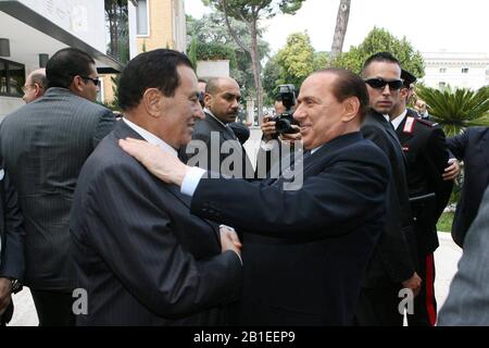 File: Cairo, Egitto. 25th Feb 2020. L'ex presidente egiziano Muhammad Hosni muore in ospedale al Cairo. In questa foto CERIMONIA DI INAUGURAZIONE DELL'ACCADEMIA D'EGITTO IN ITALIA NELLA FOTO SILVIO BERLUSCONI E MOHAMED HOSNI MUBARAK (Mario Maci/Fotogramma, ROMA - 2010-09-23) Credit: Independent Photo Agency Srl/Alamy Live News Foto Stock