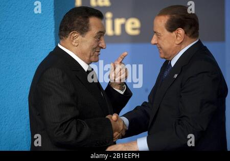 File: Cairo, Egitto. 25th Feb 2020. L'ex presidente egiziano Muhammad Hosni muore in ospedale al Cairo. In questo quadro SUMMIT FAO, VERTICE MONDIALE SULL'ALIMENTAZIONE. Nella FOTO SILVIO BERLUSCONI E HOSNI MUBARAK (Mario Maci/Fotogramma, ROMA - 2009-11-16) Credit: Independent Photo Agency Srl/Alamy Live News Foto Stock