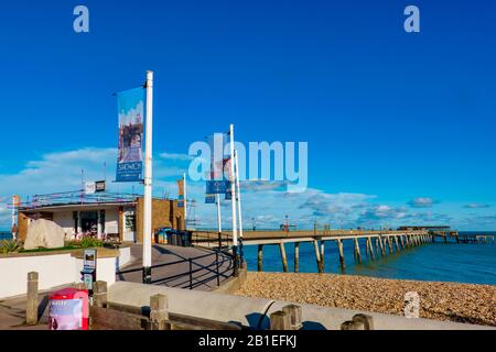 Deal Pier, Sunny Day, Blue Sky, Deal, Kent, Inghilterra Foto Stock