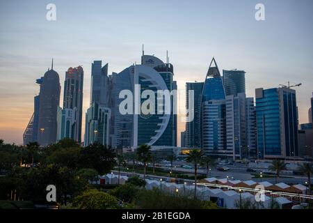 Doha, Qatar - 14 febbraio 2019 : lo splendido skyline della città di doha con molti grattacieli ed edifici. Foto Stock