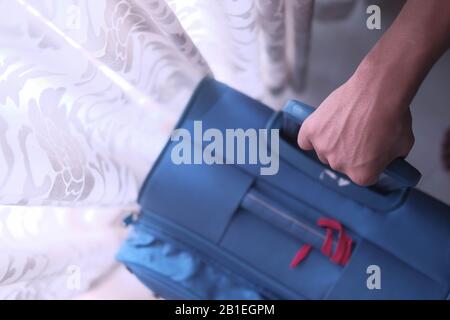 primo piano della valigia per la mano della persona Foto Stock