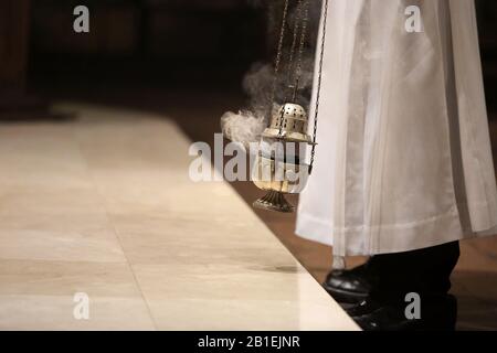 Incenso durante la Messa all'altare e spazio vuoto per il testo Foto Stock