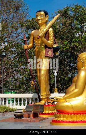Thailandia; Pattaya: Alcune delle statue dei 7 Buddha sulla piazza di fronte al tempio buddista adiacente alla statua dorata del Grande Buddha in cima alla t. Foto Stock