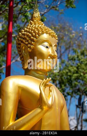 Thailandia; Pattaya: Una delle statue dei 7 Buddha sulla piazza di fronte al tempio buddista adiacente alla statua dorata del Grande Buddha in cima al Th Foto Stock