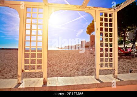 Les Plages skyline e spiaggia di sabbia smeraldo tramonto vista, Principato di Monaco Foto Stock