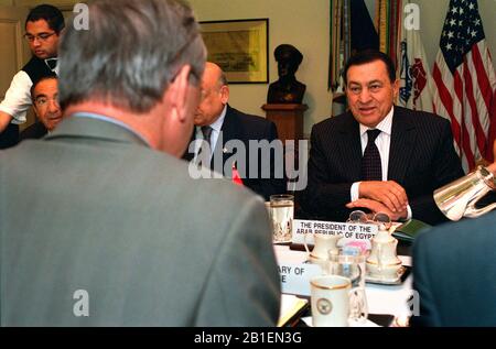 Washington, DC - 5 marzo 2002 -- il Presidente egiziano Hosni Mubarak incontra il Segretario della Difesa degli Stati Uniti Donald H. Rumsfeld nel Pentagono il 5 marzo 2002. Mubarak e Rumsfeld stanno discutendo la guerra al terrorismo, il conflitto israelo-palestinese e altre questioni di sicurezza regionale..credito obbligatorio: Robert D. Ward / DoD via CNP | utilizzo in tutto il mondo Foto Stock