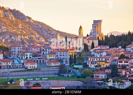 Storico villaggio di Eze sulla scogliera di pietra sopra Cote d Azur, Alpes-Maritimes dipartimento nel sud della Francia Foto Stock