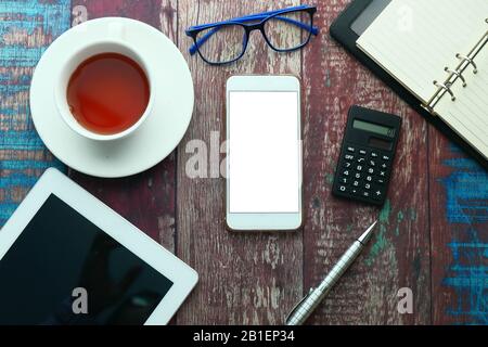 vista dall'alto dello smartphone , del tablet digitale e del tè sul tavolo Foto Stock