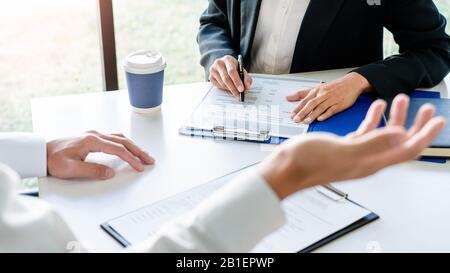 Colloquio di lavoro, datore di lavoro aziendale o reclutatore intorno alla tabella durante il colloquio di colloquio di processo di assunzione Foto Stock